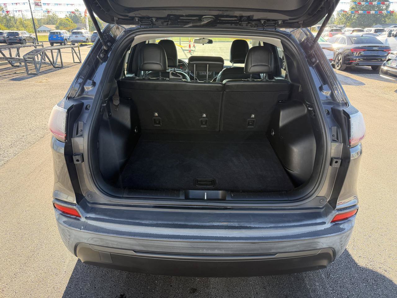 Used 2019 Jeep Cherokee Latitude Plus w/ Cold Weather Group AWD/4WD image 6