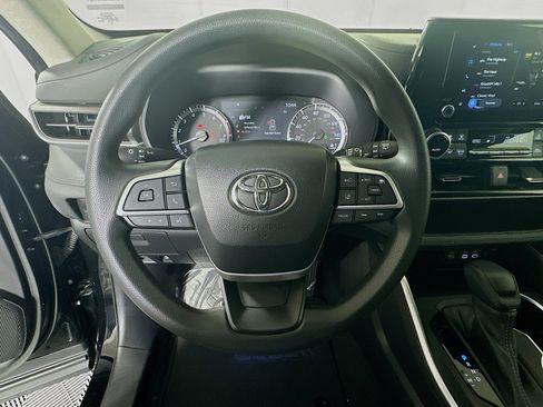 Used 2023 Toyota Highlander L FWD image 15