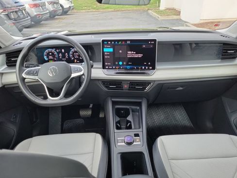 Certified 2025 Volkswagen Tiguan SE FWD image 8