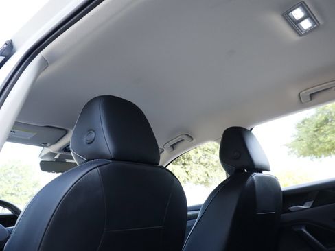 Certified 2025 Volkswagen Tiguan SE FWD image 24