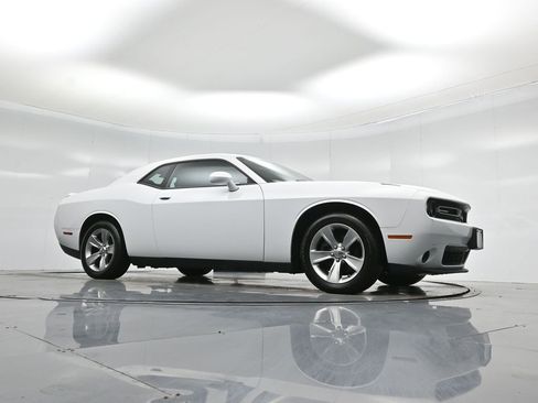 Used 2020 Dodge Challenger SXT image 4