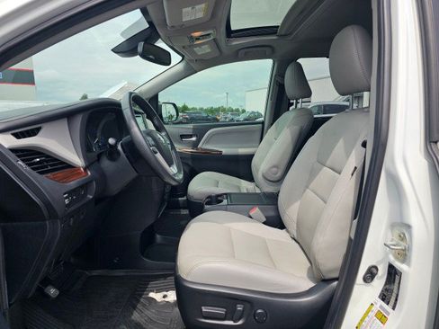 Used 2020 Toyota Sienna Limited FWD image 27