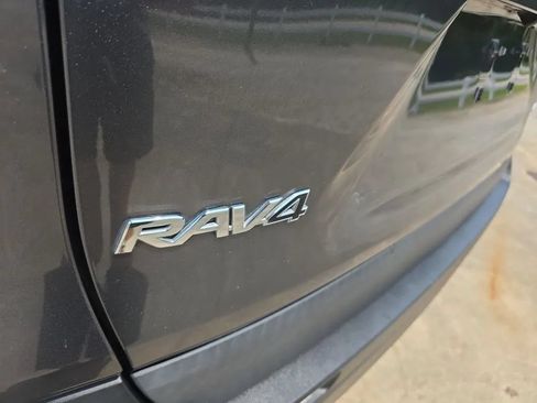 Used 2020 Toyota RAV4 XLE FWD image 11
