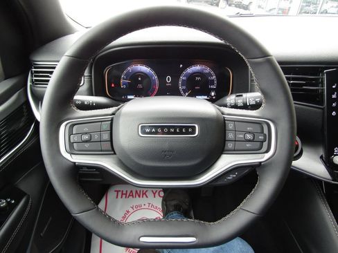 Used 2025 Jeep Wagoneer L Series II w/ 8-pass Seating Package AWD/4WD image 28