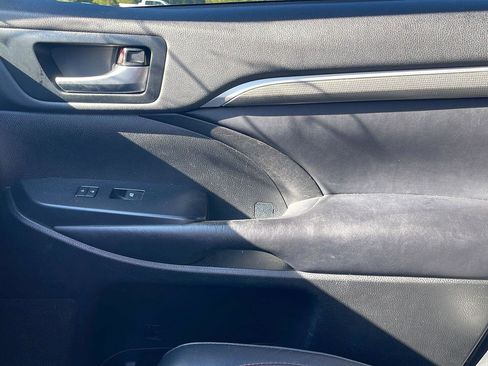 Used 2019 Toyota Highlander SE image 19