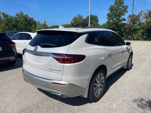 Used 2018 Buick Enclave Premium w/ Experience Buick Package FWD image 2