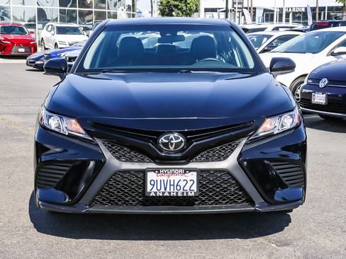 Used 2018 Toyota Camry SE FWD image 2