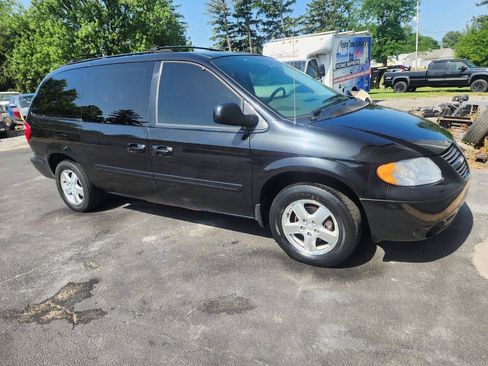Used 2005 Dodge Grand Caravan SXT FWD image 1