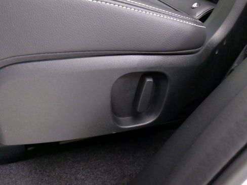 Used 2024 Land Rover Discovery S image 41