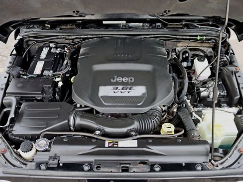 Used 2013 Jeep Wrangler Unlimited Sahara image 36