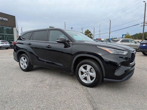 Used 2023 Toyota Highlander LE image 2