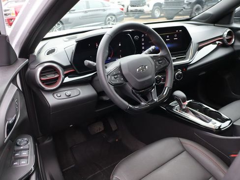 Used 2025 Chevrolet Trax RS w/ Sunroof Package image 12