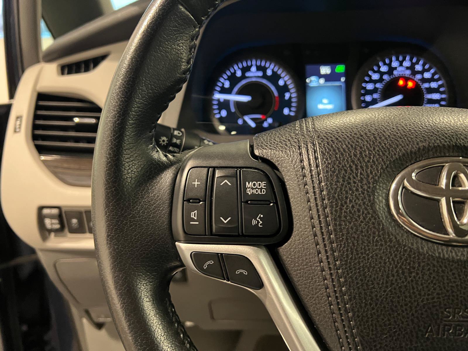 Used 2018 Toyota Sienna XLE w/ XLE Navigation Package FWD image 13
