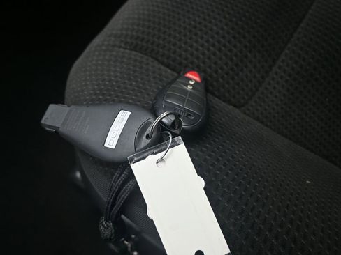 Used 2018 Dodge Grand Caravan SE w/ UConnect Hands-Free Group image 18