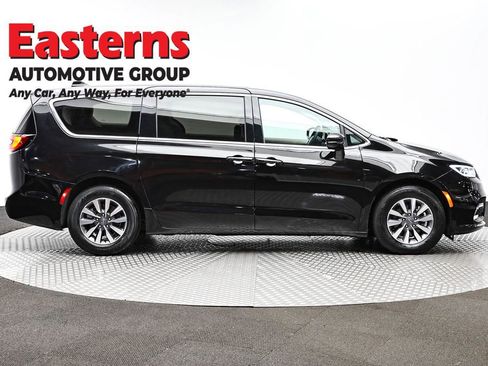 Used 2024 Chrysler Pacifica Select FWD image 4