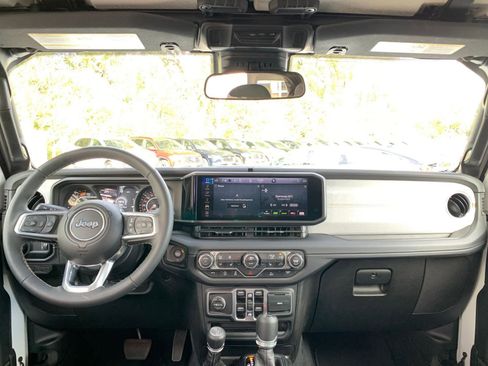 Used 2025 Jeep Wrangler Sahara image 32