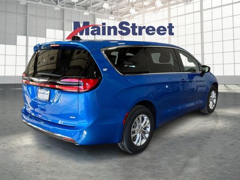 New 2026 Chrysler Pacifica Select image 5