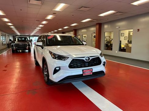 Used 2023 Toyota Highlander XLE AWD/4WD image 2