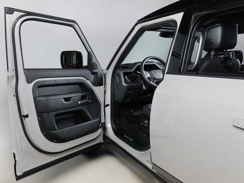 New 2026 Land Rover Defender 130 X-Dynamic SE image 25