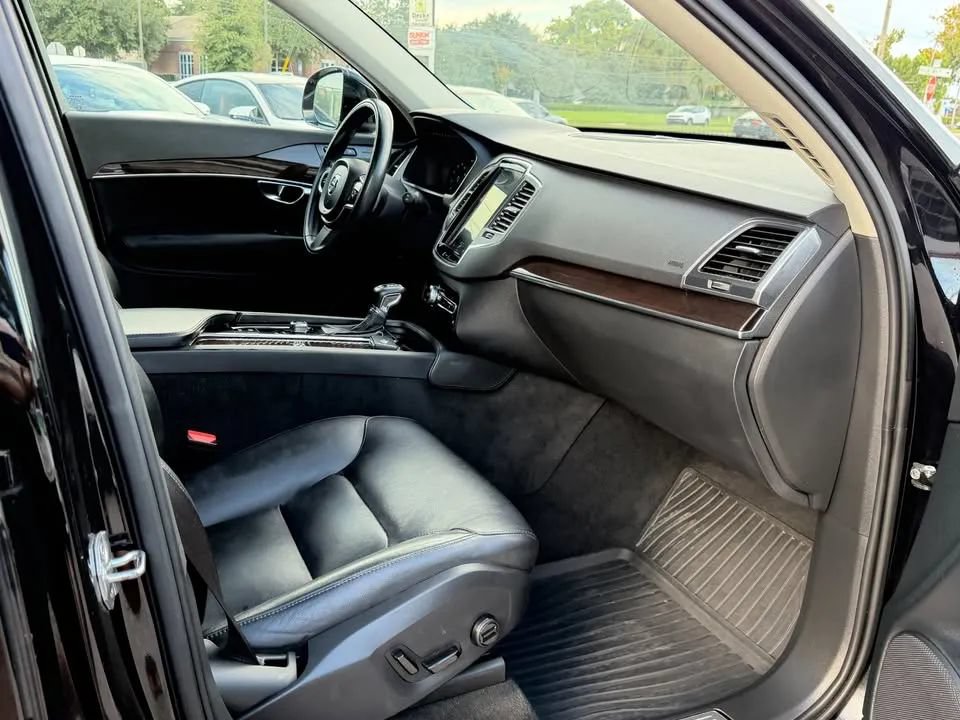 Used 2019 Volvo XC90 T5 Momentum w/ Multimedia Package FWD image 15