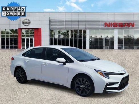 Used 2025 Toyota Corolla SE FWD image 2