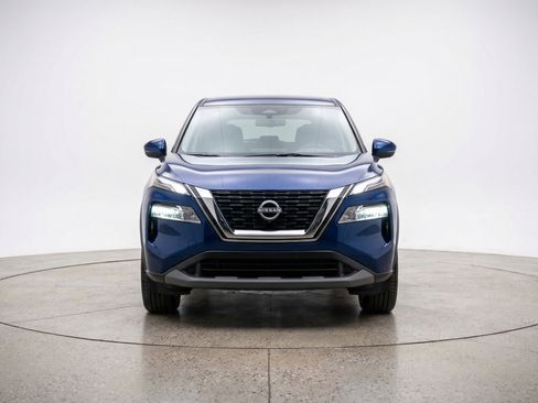Used 2025 Nissan Rogue SV image 2