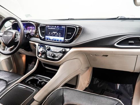 Used 2023 Chrysler Pacifica Limited image 16