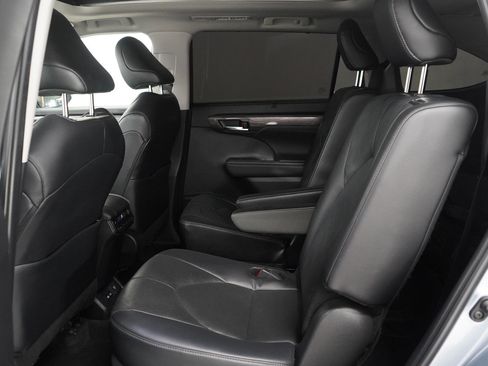 Used 2024 Toyota Highlander Platinum image 13