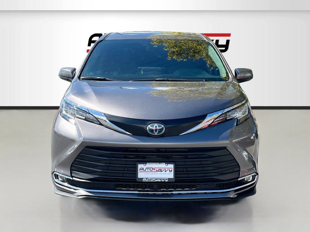 Used 2023 Toyota Sienna XLE AWD/4WD image 2