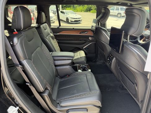 Used 2023 Jeep Grand Cherokee L Summit AWD/4WD image 10