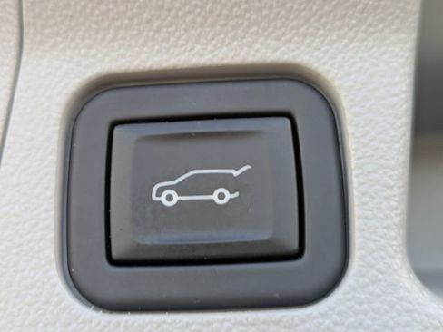 Used 2023 GMC Acadia SLT w/ Technology Package image 15