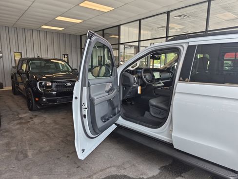 New 2025 Ford Expedition Active image 8