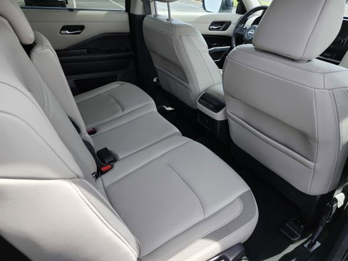 Used 2023 Nissan Pathfinder SL AWD/4WD image 21