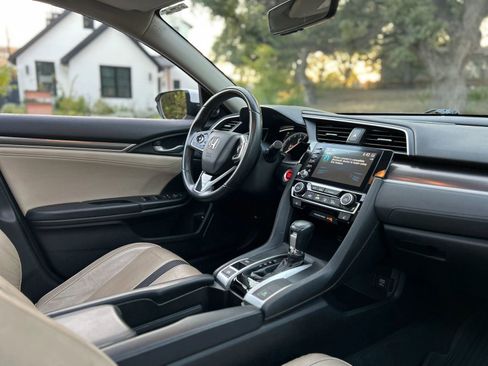 Used 2019 Honda Civic Touring image 10