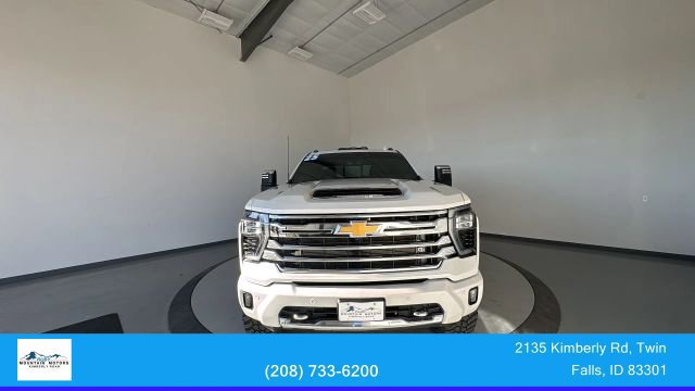 Used 2025 Chevrolet Silverado 3500 High Country w/ Technology Package AWD/4WD image 2