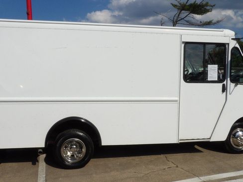 Used 2014 Ford E-350 and Econoline 350 Super Duty w/ A/C Prep Package RWD image 2