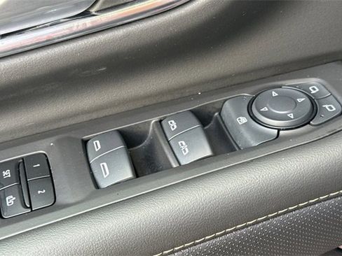 Used 2024 GMC Yukon SLT image 12