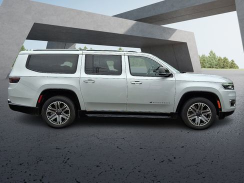 Used 2023 Jeep Wagoneer L Series II image 7