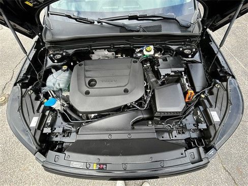 Used 2023 Volvo XC40 B4 Ultimate image 17