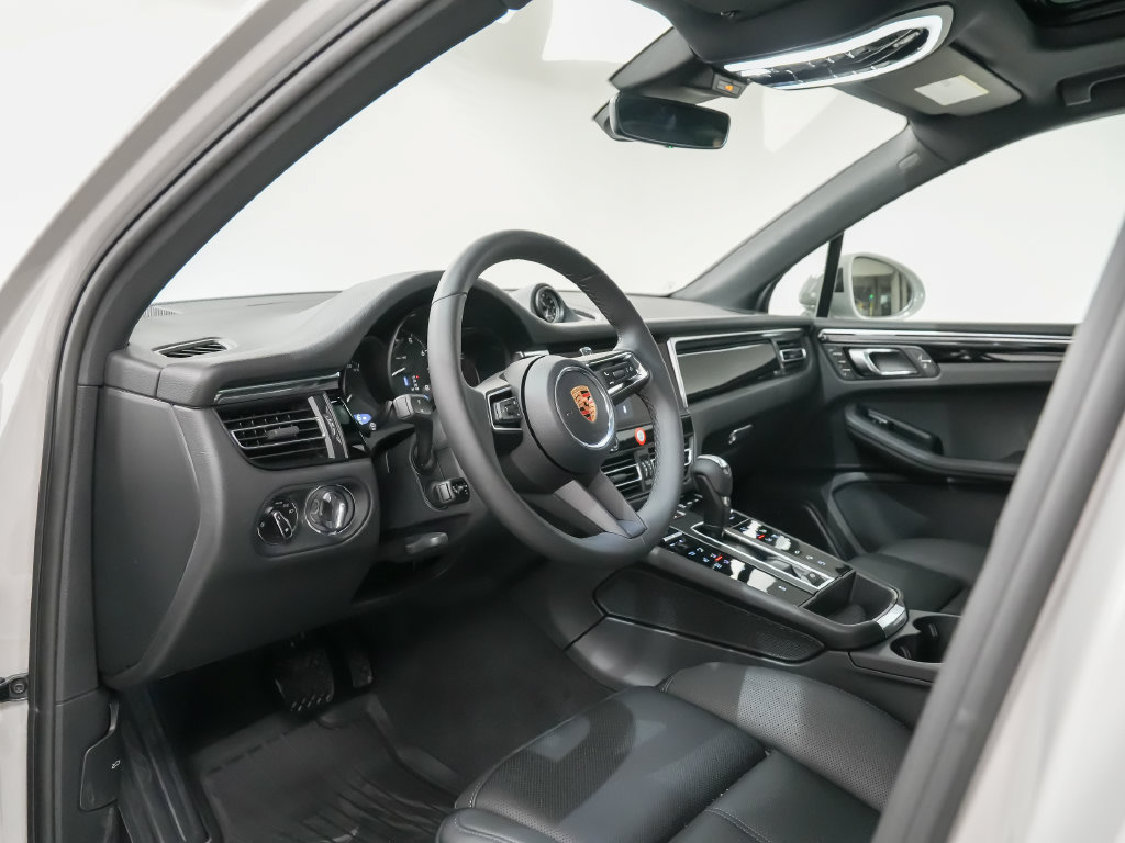 Used 2026 Porsche Macan AWD/4WD image 4
