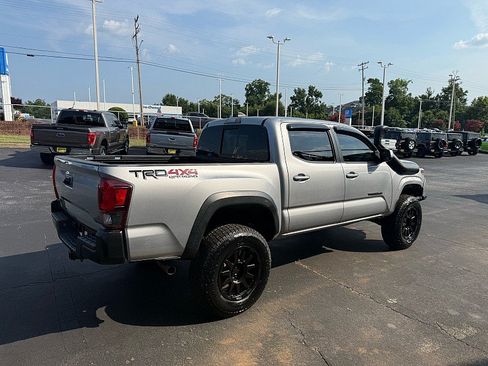 Used 2018 Toyota Tacoma TRD Off-Road AWD/4WD image 5
