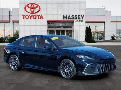Used 2025 Toyota Camry SE w/ Convenience Package FWD image 1