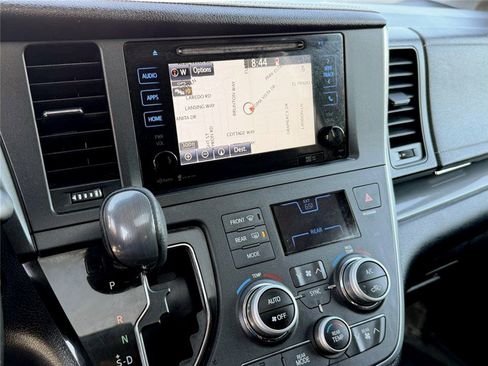 Used 2015 Toyota Sienna SE image 13