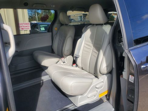 Used 2012 Toyota Sienna XLE w/ XLE Navigation Pkg image 19