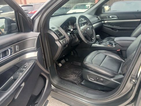 Used 2018 Ford Explorer XLT w/ Equipment Group 202A FWD image 9