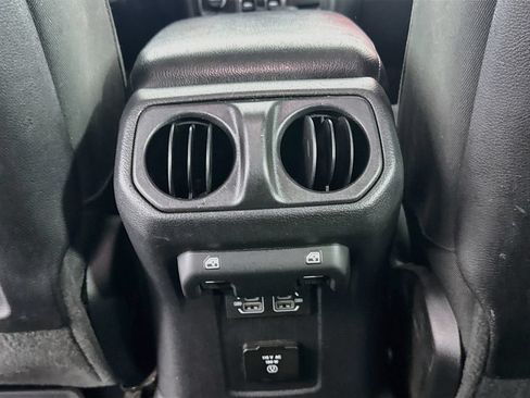Used 2022 Jeep Wrangler Unlimited Rubicon w/ LED Lighting Group AWD/4WD image 26