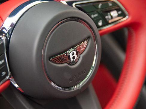 Used 2022 Bentley Bentayga AWD/4WD image 16