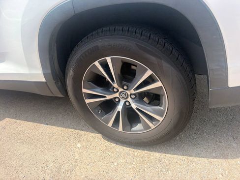 Used 2019 Toyota Highlander Plus FWD image 11