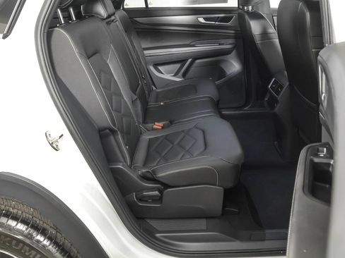 Used 2025 Volkswagen Atlas Cross Sport SE FWD image 39