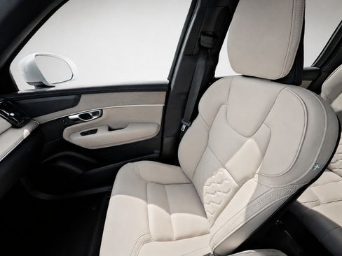 Certified 2026 Volvo XC90 B6 Plus AWD/4WD image 14